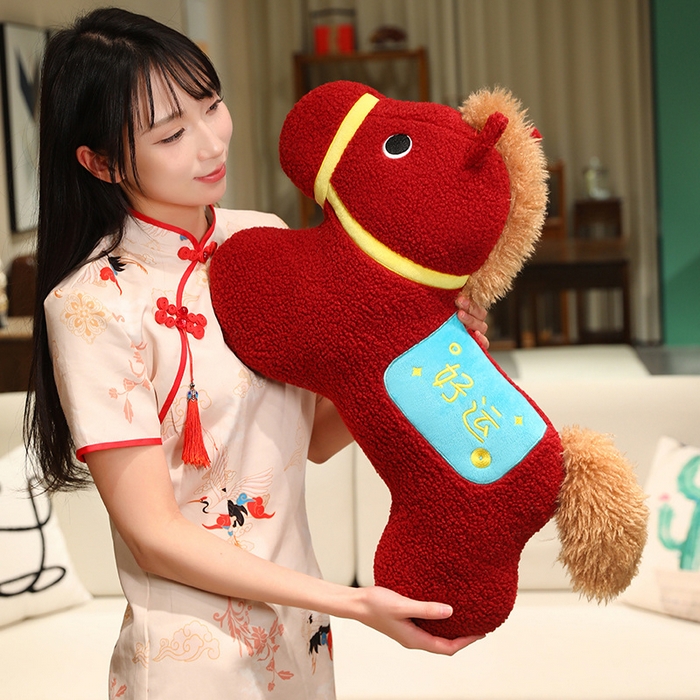 91家纺网 家纺一手货源 找家纺 （总）蔻眠 好运发财马抱枕沙发靠枕马年抱枕