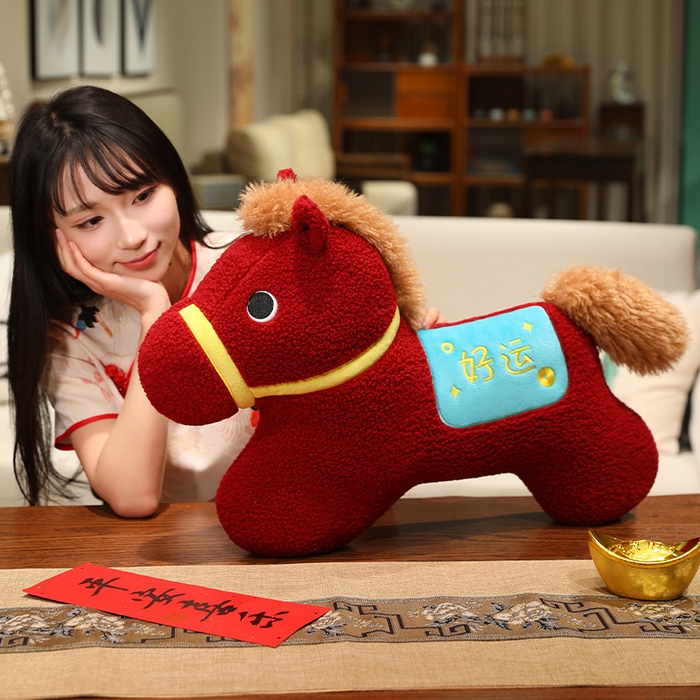 91家纺网 家纺一手货源 找家纺 蔻眠 好运发财马抱枕沙发靠枕马年抱枕 主图