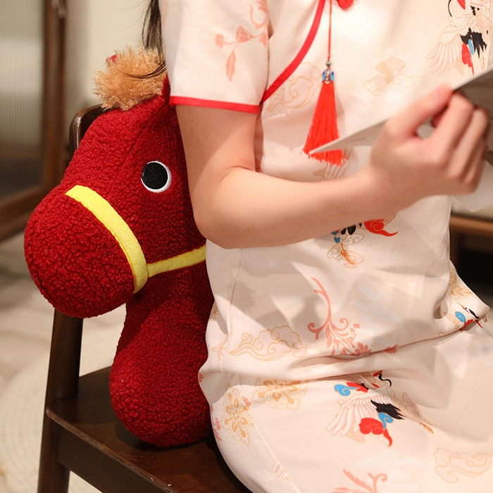 91家纺网 家纺一手货源 找家纺 蔻眠 好运发财马抱枕沙发靠枕马年抱枕 主图