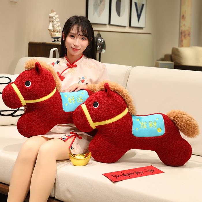 91家纺网 家纺一手货源 找家纺 蔻眠 好运发财马抱枕沙发靠枕马年抱枕 主图