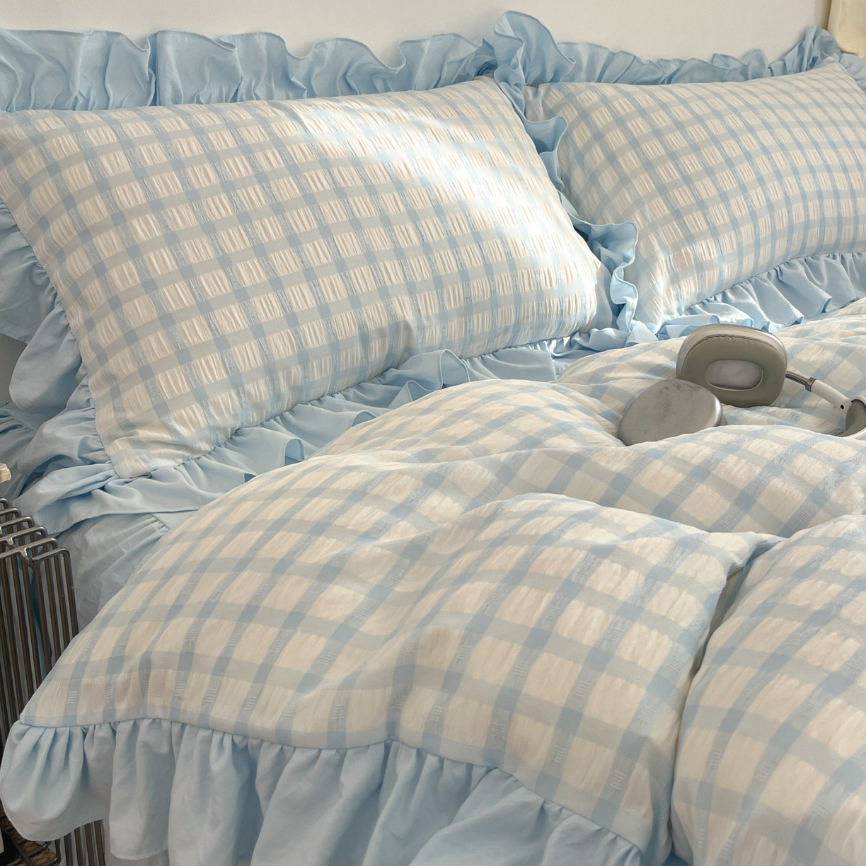 91家纺网 家纺一手货源 找家纺 乐卧家居 2026新款韩系千禧梦核复古回潮少女感格纹褶皱款荷叶边四件套 千禧-奶油蓝