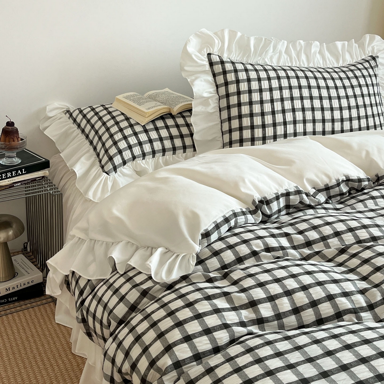 91家纺网 家纺一手货源 找家纺 乐卧家居 2026新款韩系千禧梦核复古回潮少女感格纹褶皱款荷叶边四件套 千禧-经典黑