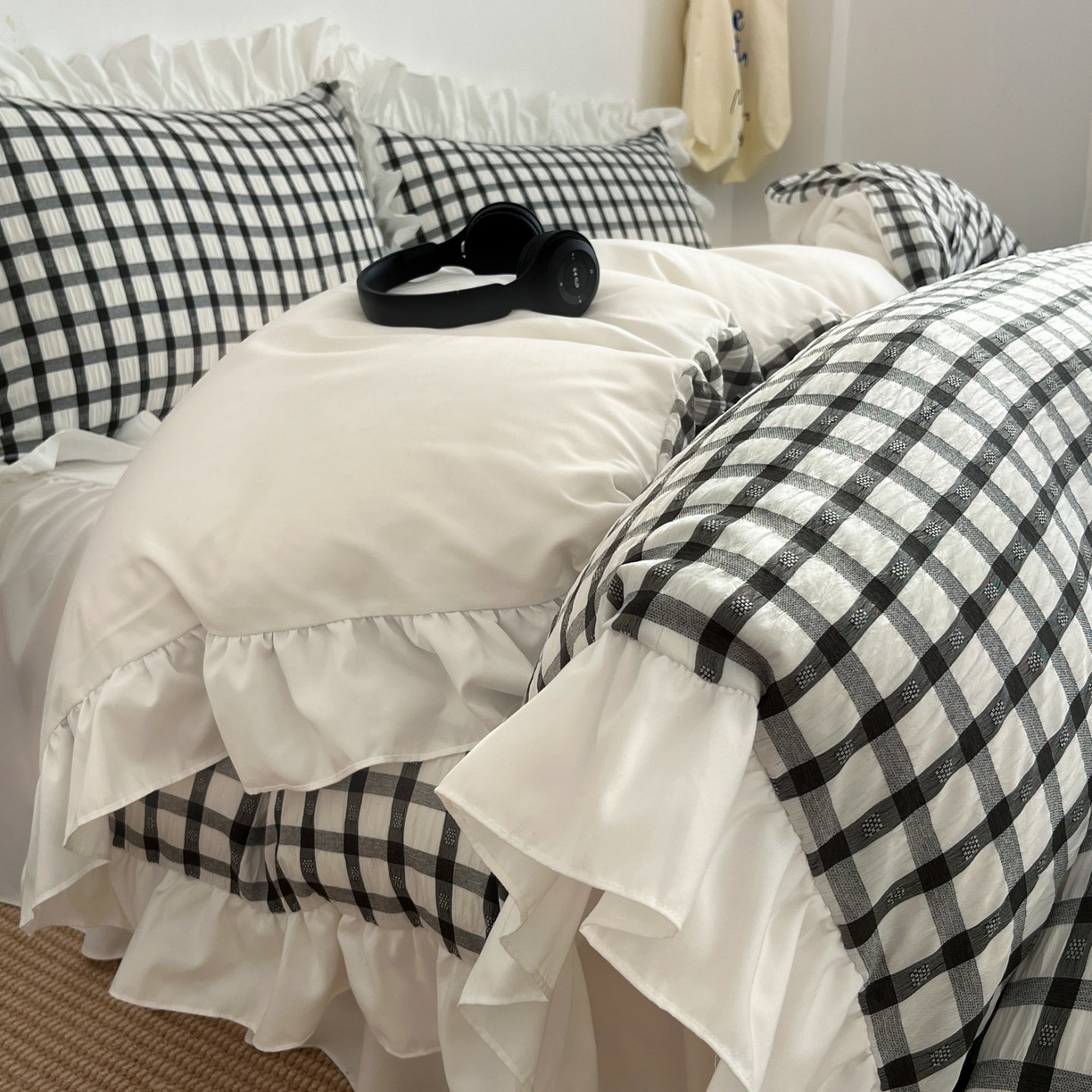 91家纺网 家纺一手货源 找家纺 乐卧家居 2026新款韩系千禧梦核复古回潮少女感格纹褶皱款荷叶边四件套 千禧-经典黑