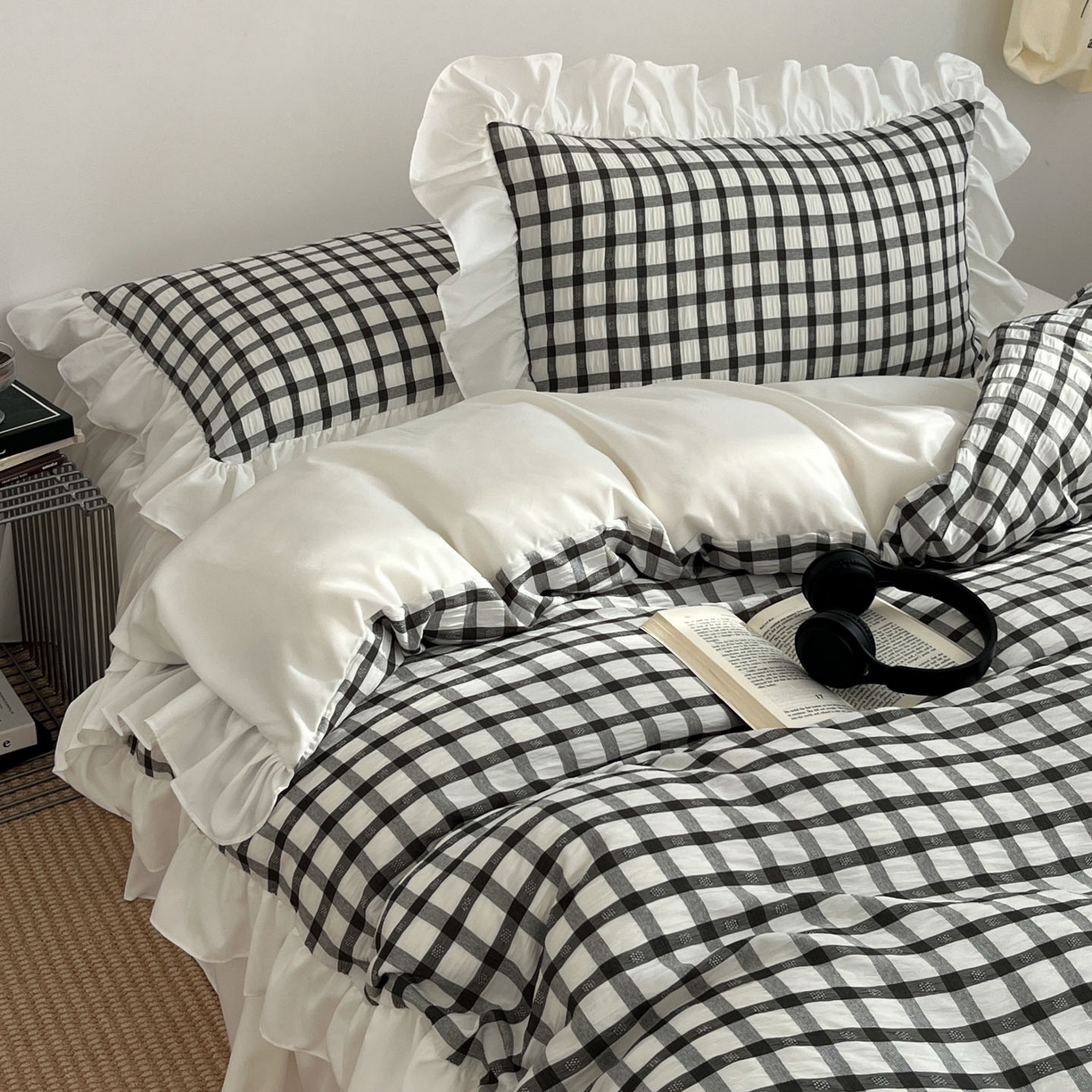 91家纺网 家纺一手货源 找家纺 乐卧家居 2026新款韩系千禧梦核复古回潮少女感格纹褶皱款荷叶边四件套 千禧-经典黑