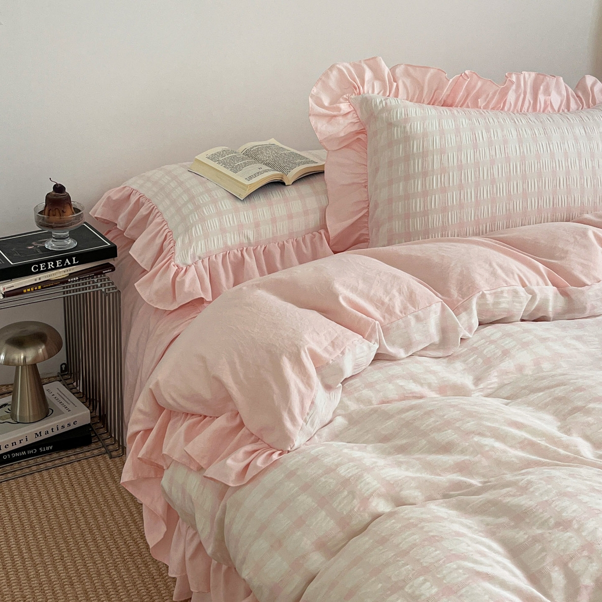 91家纺网 家纺一手货源 找家纺 乐卧家居 2026新款韩系千禧梦核复古回潮少女感格纹褶皱款荷叶边四件套 千禧-芍药粉