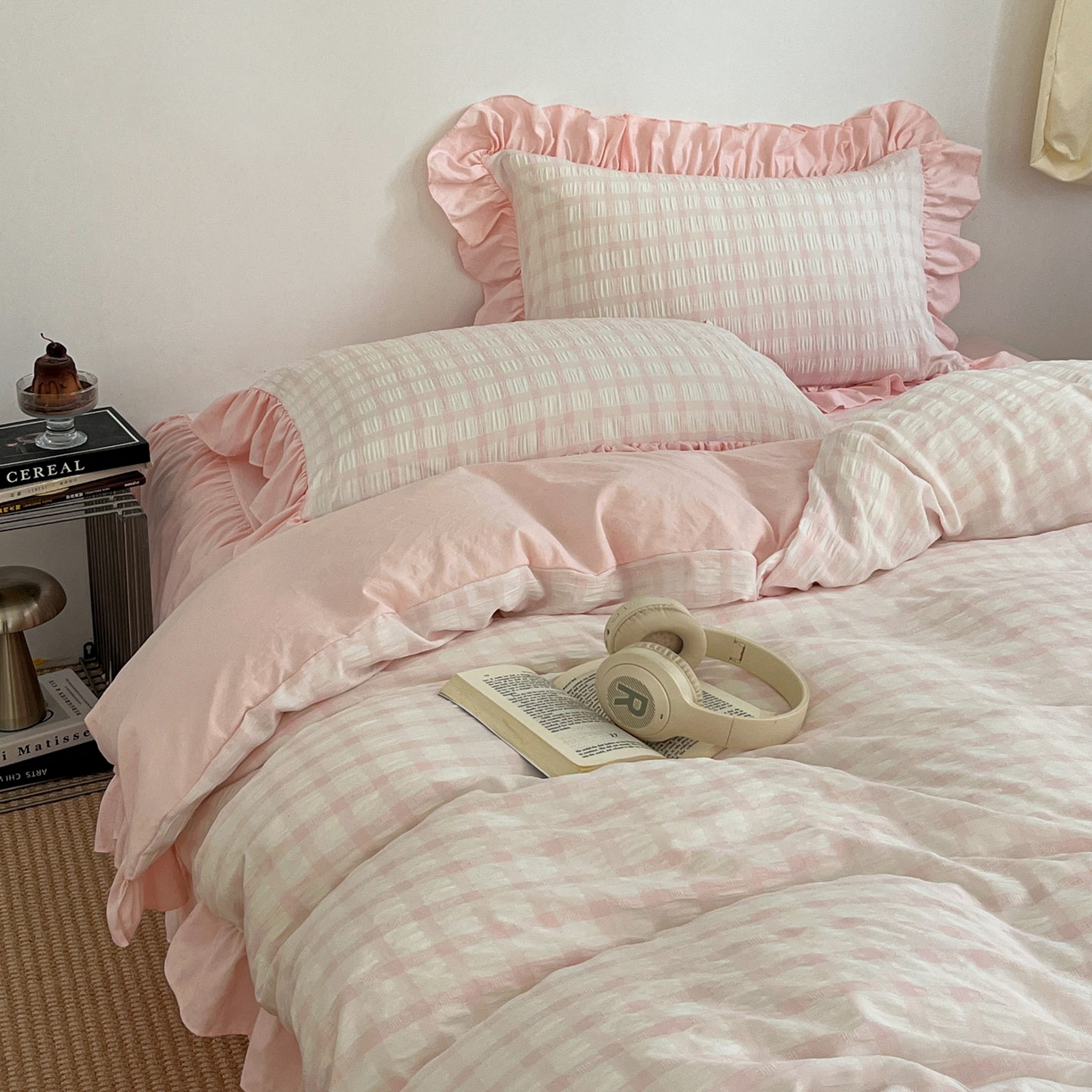 91家纺网 家纺一手货源 找家纺 乐卧家居 2026新款韩系千禧梦核复古回潮少女感格纹褶皱款荷叶边四件套 千禧-芍药粉