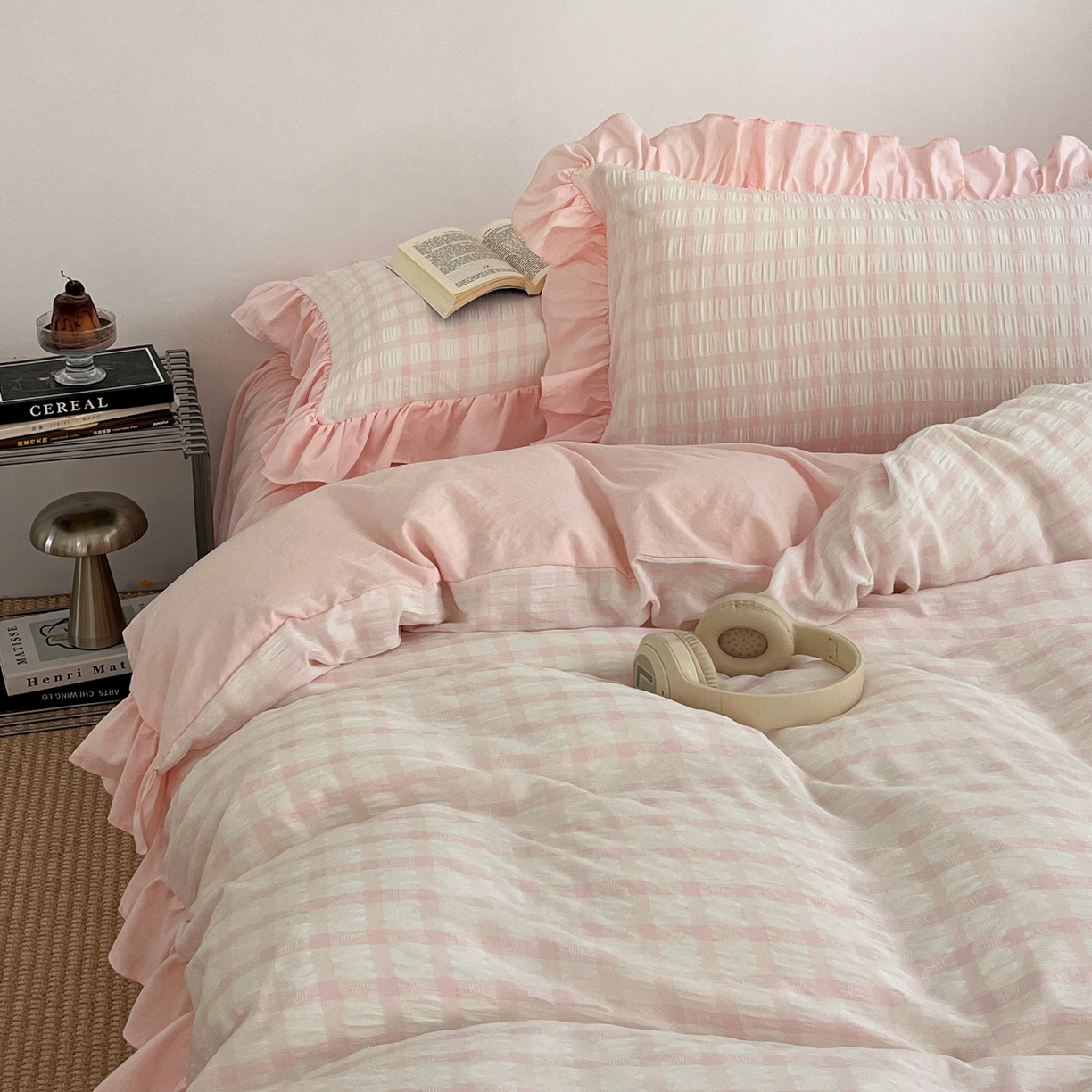 91家纺网 家纺一手货源 找家纺 乐卧家居 2026新款韩系千禧梦核复古回潮少女感格纹褶皱款荷叶边四件套 千禧-芍药粉