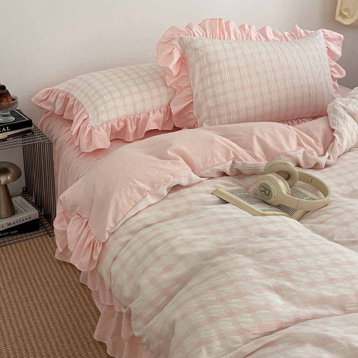 91家纺网 家纺一手货源 找家纺 乐卧家居 2026新款韩系千禧梦核复古回潮少女感格纹褶皱款荷叶边四件套 千禧-芍药粉