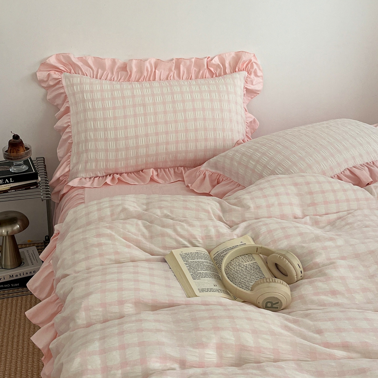 91家纺网 家纺一手货源 找家纺 乐卧家居 2026新款韩系千禧梦核复古回潮少女感格纹褶皱款荷叶边四件套 千禧-芍药粉