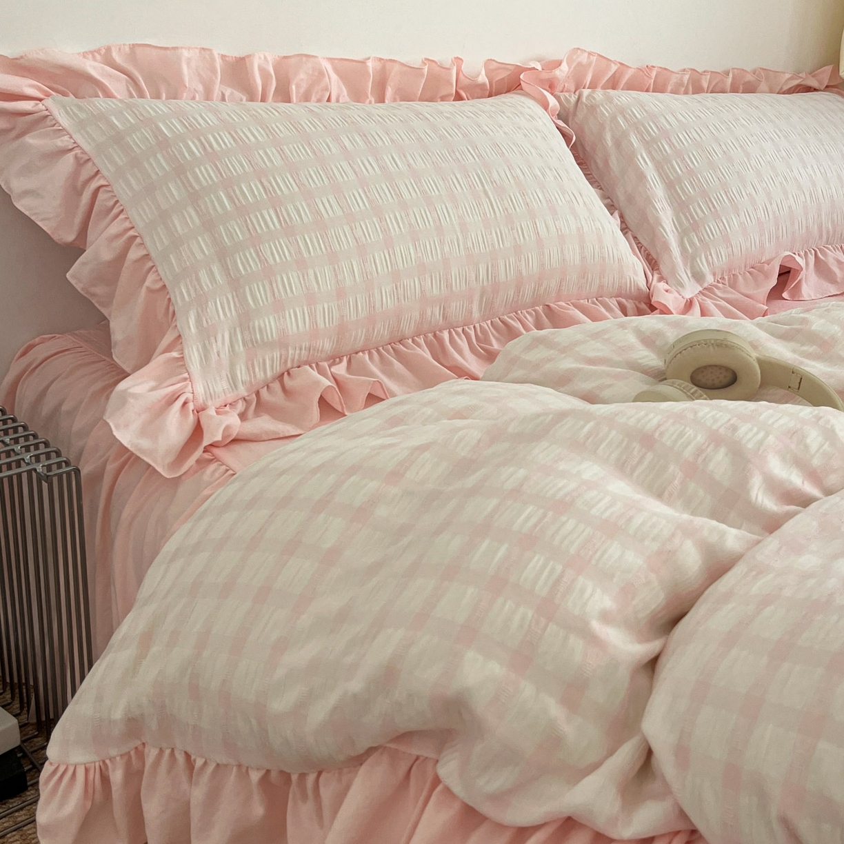 91家纺网 家纺一手货源 找家纺 乐卧家居 2026新款韩系千禧梦核复古回潮少女感格纹褶皱款荷叶边四件套 千禧-芍药粉