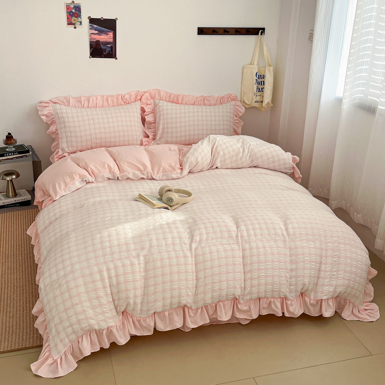 91家纺网 家纺一手货源 找家纺 乐卧家居 2026新款韩系千禧梦核复古回潮少女感格纹褶皱款荷叶边四件套 千禧-芍药粉