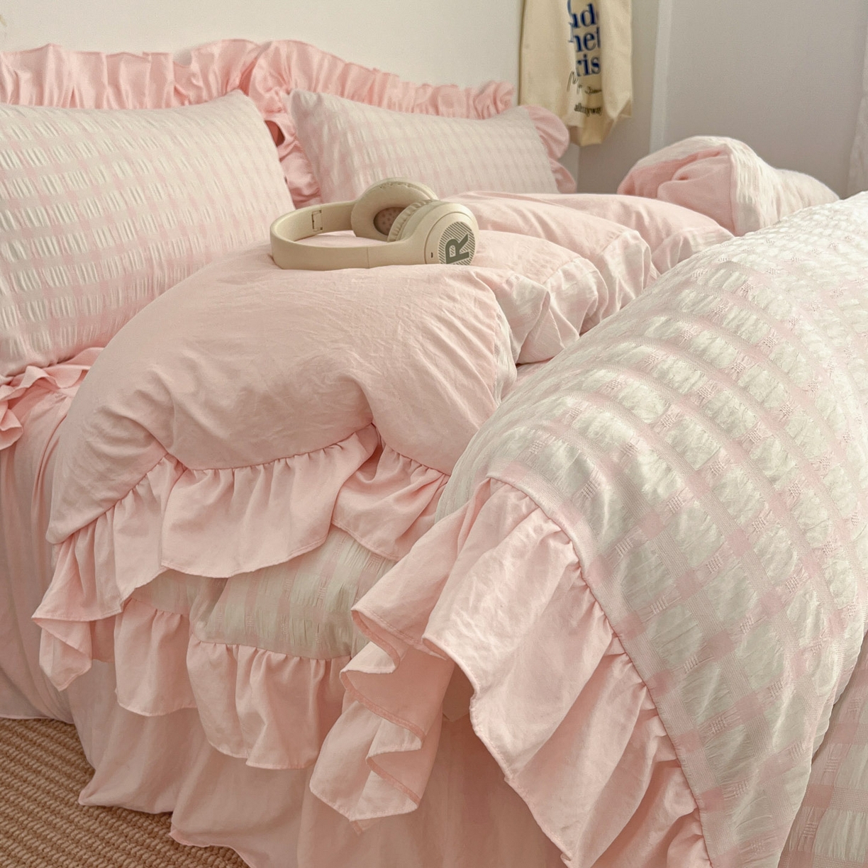 91家纺网 家纺一手货源 找家纺 乐卧家居 2026新款韩系千禧梦核复古回潮少女感格纹褶皱款荷叶边四件套 千禧-芍药粉