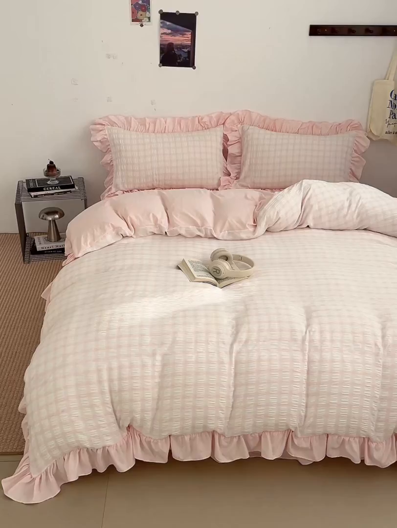 91家纺网 家纺一手货源 找家纺 乐卧家居 2026新款韩系千禧梦核复古回潮少女感格纹褶皱款荷叶边四件套 千禧-芍药粉