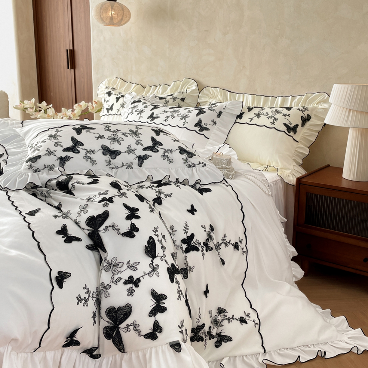 （总）乐卧家居 2026新款130克磨毛法式宫廷感浪漫精致刺绣丝黑蝴蝶荷边四件套-蝶梦