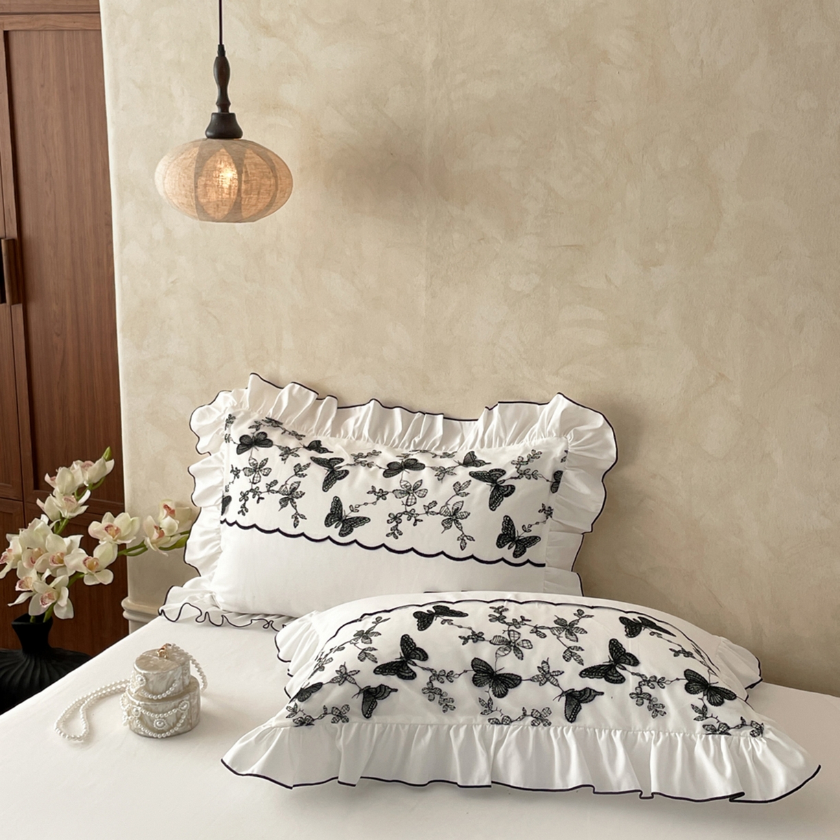 91家纺网 家纺一手货源 找家纺 （总）乐卧家居 2026新款130克磨毛法式宫廷感浪漫精致刺绣丝黑蝴蝶荷边四件套-蝶梦