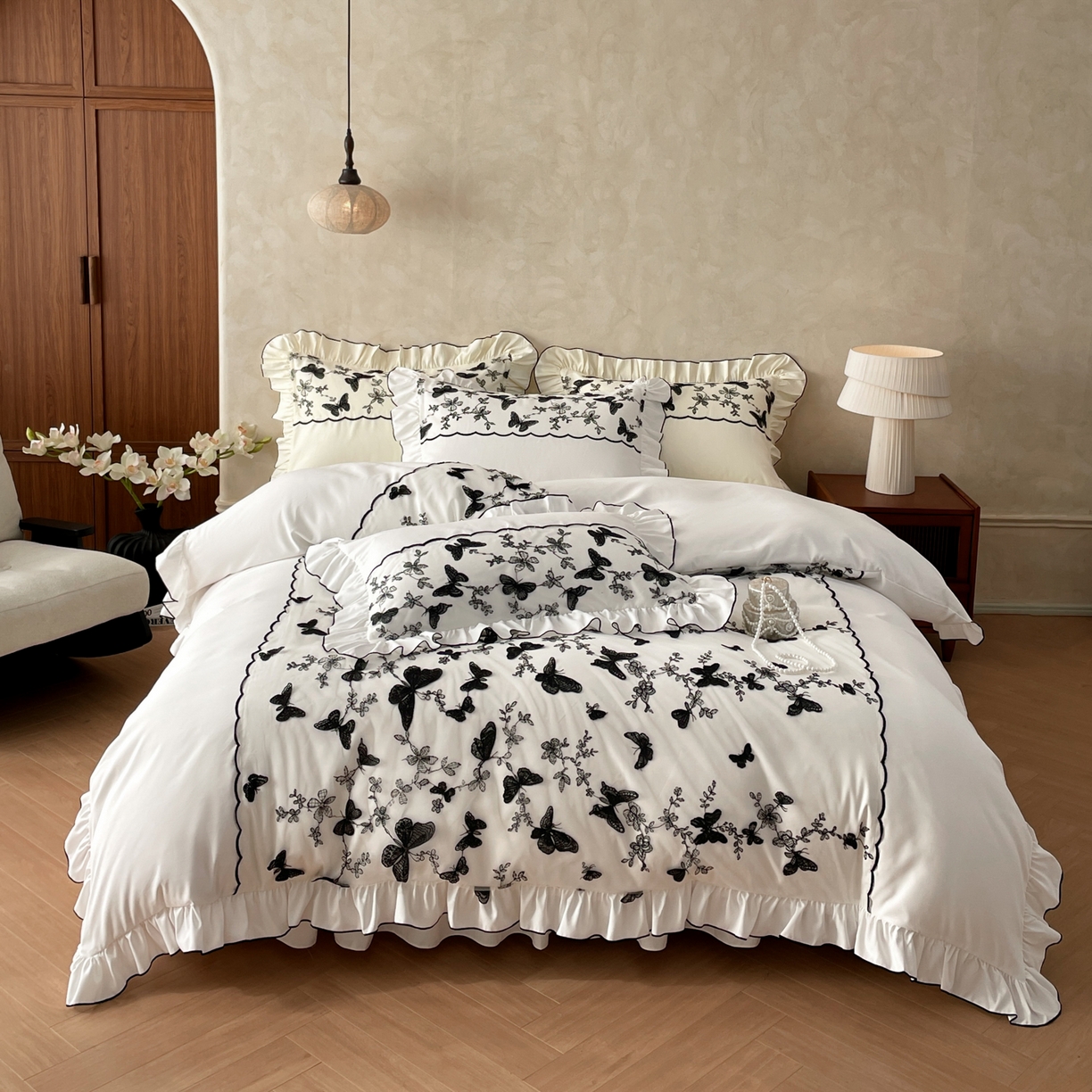 91家纺网 家纺一手货源 找家纺 乐卧家居 2026新款130克磨毛法式宫廷感浪漫精致刺绣丝黑蝴蝶荷边四件套-蝶梦 蝶梦-白