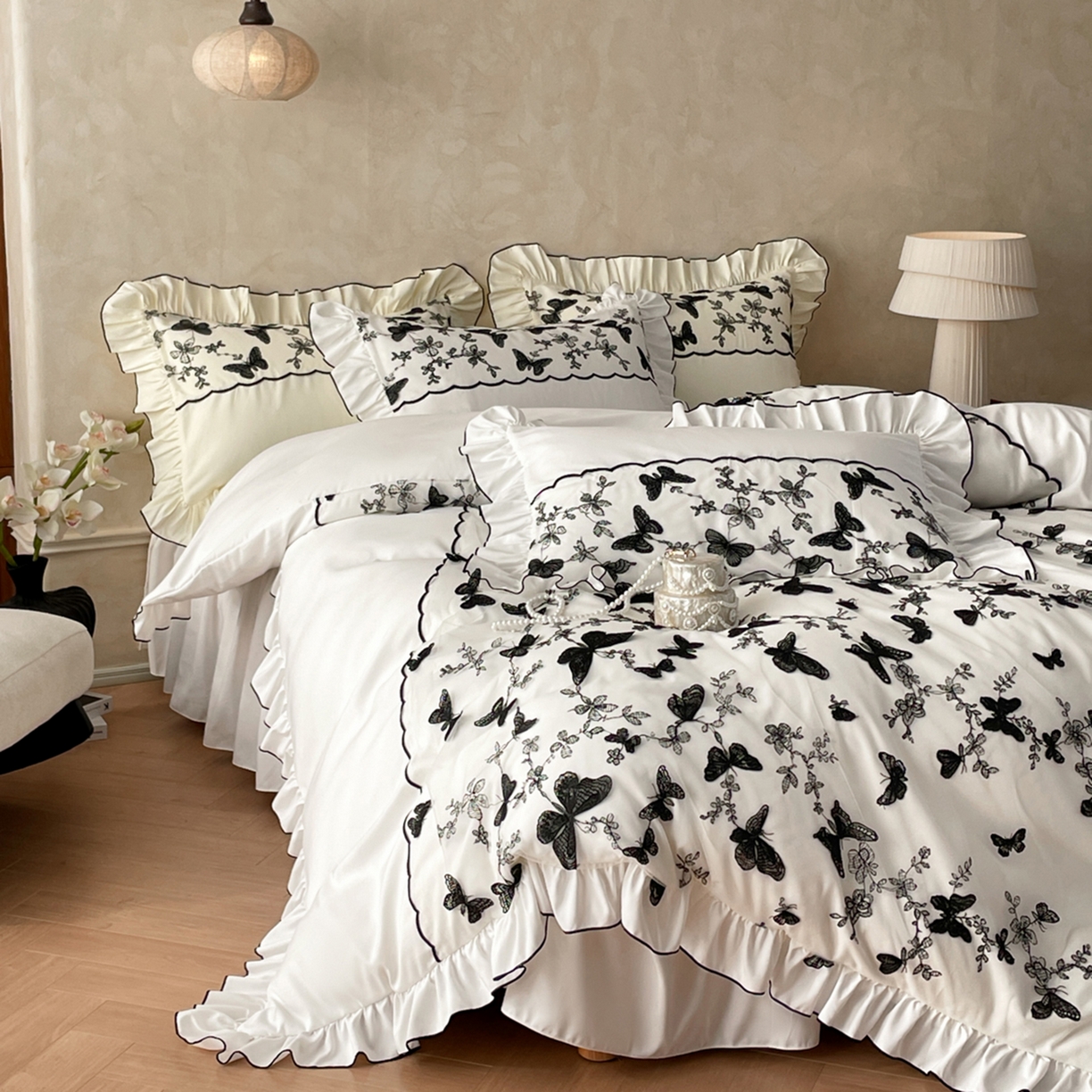 91家纺网 家纺一手货源 找家纺 乐卧家居 2026新款130克磨毛法式宫廷感浪漫精致刺绣丝黑蝴蝶荷边四件套-蝶梦 蝶梦-白