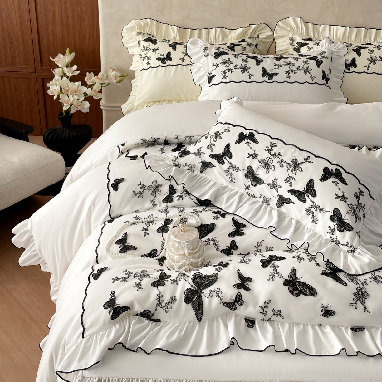 91家纺网 家纺一手货源 找家纺 乐卧家居 2026新款130克磨毛法式宫廷感浪漫精致刺绣丝黑蝴蝶荷边四件套-蝶梦 蝶梦-白