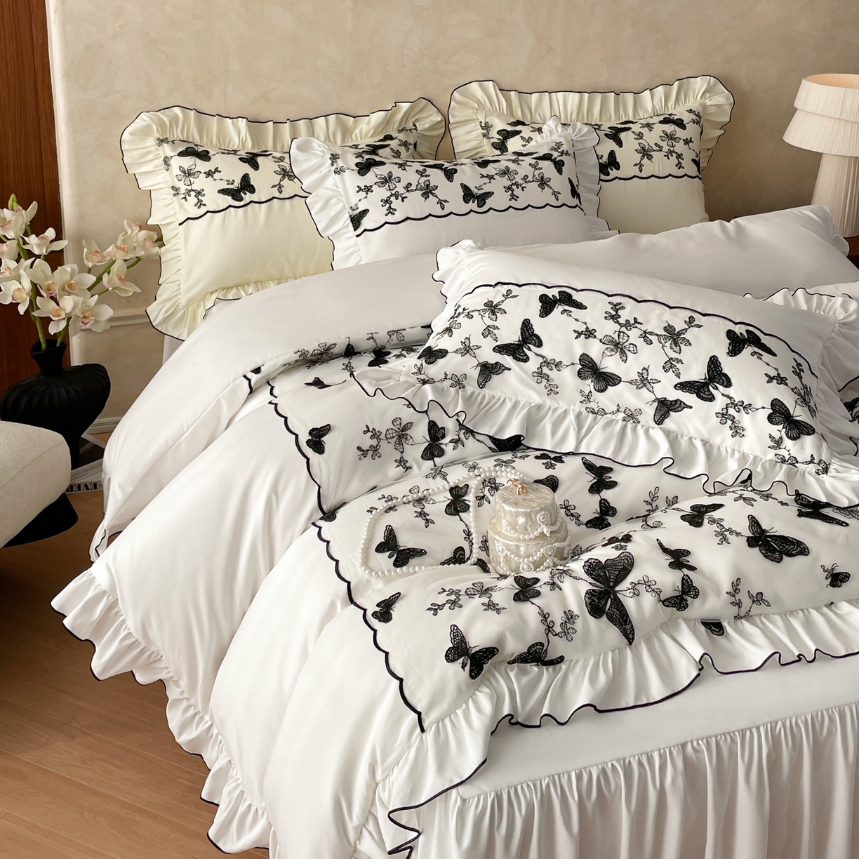 91家纺网 家纺一手货源 找家纺 乐卧家居 2026新款130克磨毛法式宫廷感浪漫精致刺绣丝黑蝴蝶荷边四件套-蝶梦 蝶梦-白