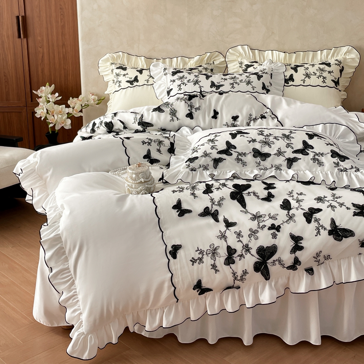 91家纺网 家纺一手货源 找家纺 乐卧家居 2026新款130克磨毛法式宫廷感浪漫精致刺绣丝黑蝴蝶荷边四件套-蝶梦 蝶梦-白