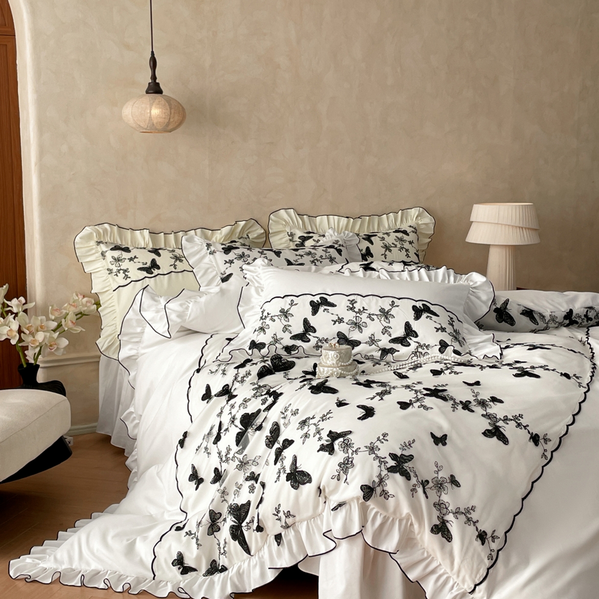 91家纺网 家纺一手货源 找家纺 乐卧家居 2026新款130克磨毛法式宫廷感浪漫精致刺绣丝黑蝴蝶荷边四件套-蝶梦 蝶梦-白