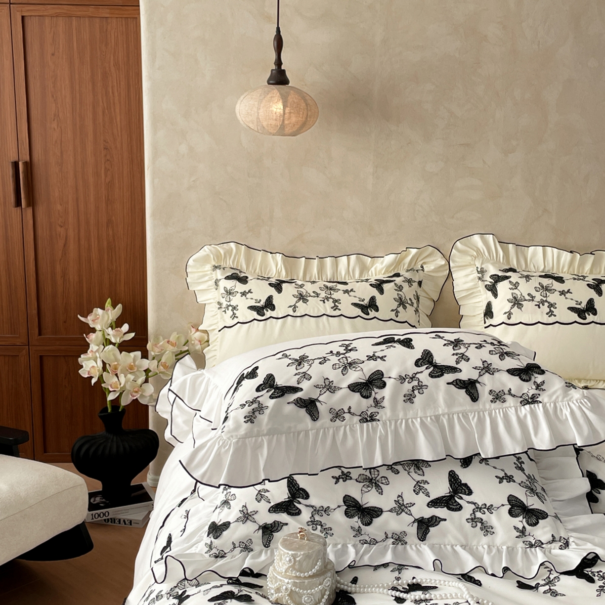 91家纺网 家纺一手货源 找家纺 乐卧家居 2026新款130克磨毛法式宫廷感浪漫精致刺绣丝黑蝴蝶荷边四件套-蝶梦 蝶梦-白