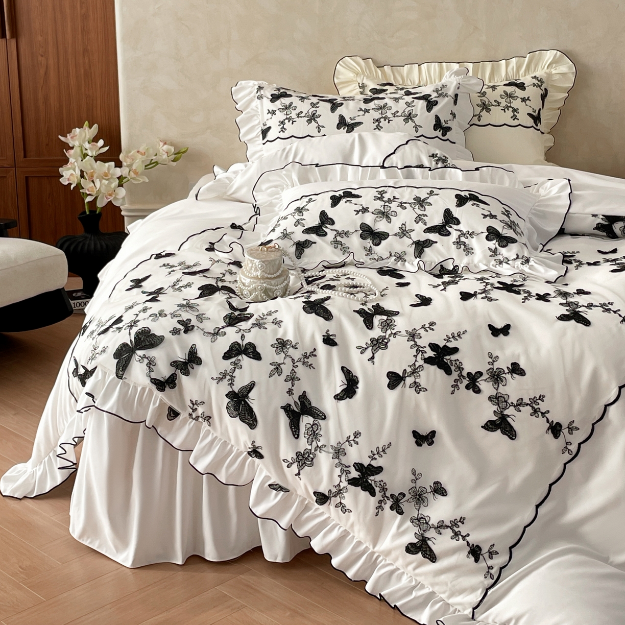 91家纺网 家纺一手货源 找家纺 乐卧家居 2026新款130克磨毛法式宫廷感浪漫精致刺绣丝黑蝴蝶荷边四件套-蝶梦 蝶梦-白