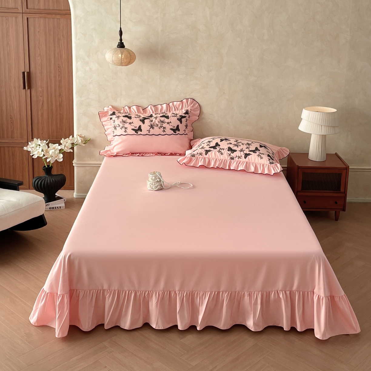 91家纺网 家纺一手货源 找家纺 乐卧家居 2026新款130克磨毛法式宫廷感浪漫精致刺绣丝黑蝴蝶荷边四件套-蝶梦 蝶梦-粉色