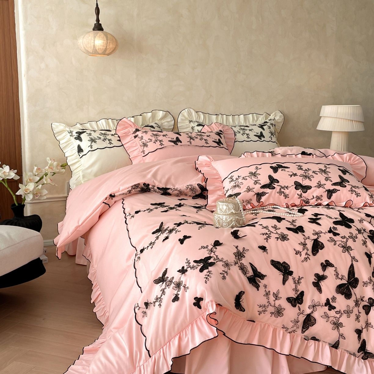 91家纺网 家纺一手货源 找家纺 乐卧家居 2026新款130克磨毛法式宫廷感浪漫精致刺绣丝黑蝴蝶荷边四件套-蝶梦 蝶梦-粉色