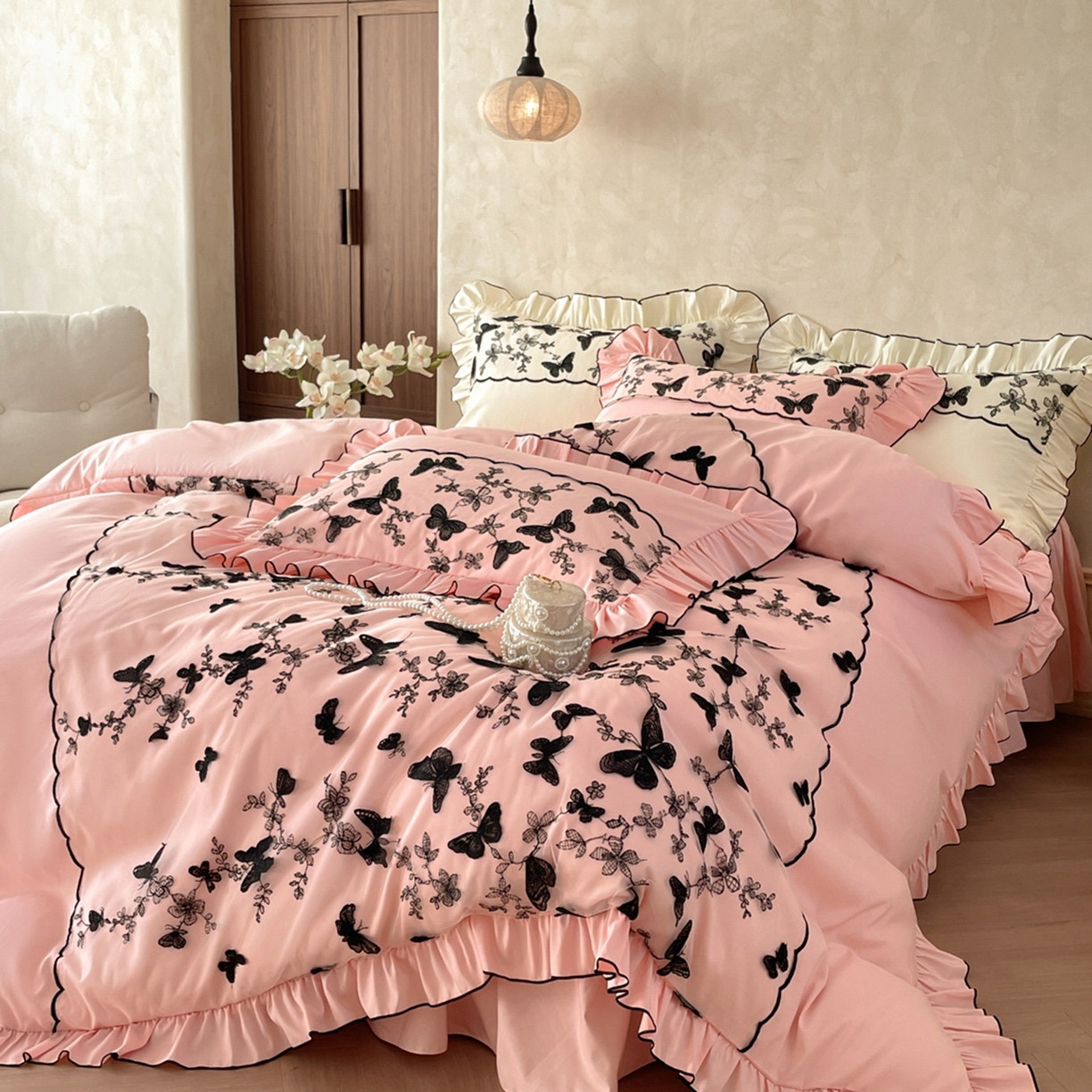 91家纺网 家纺一手货源 找家纺 乐卧家居 2026新款130克磨毛法式宫廷感浪漫精致刺绣丝黑蝴蝶荷边四件套-蝶梦 蝶梦-粉色
