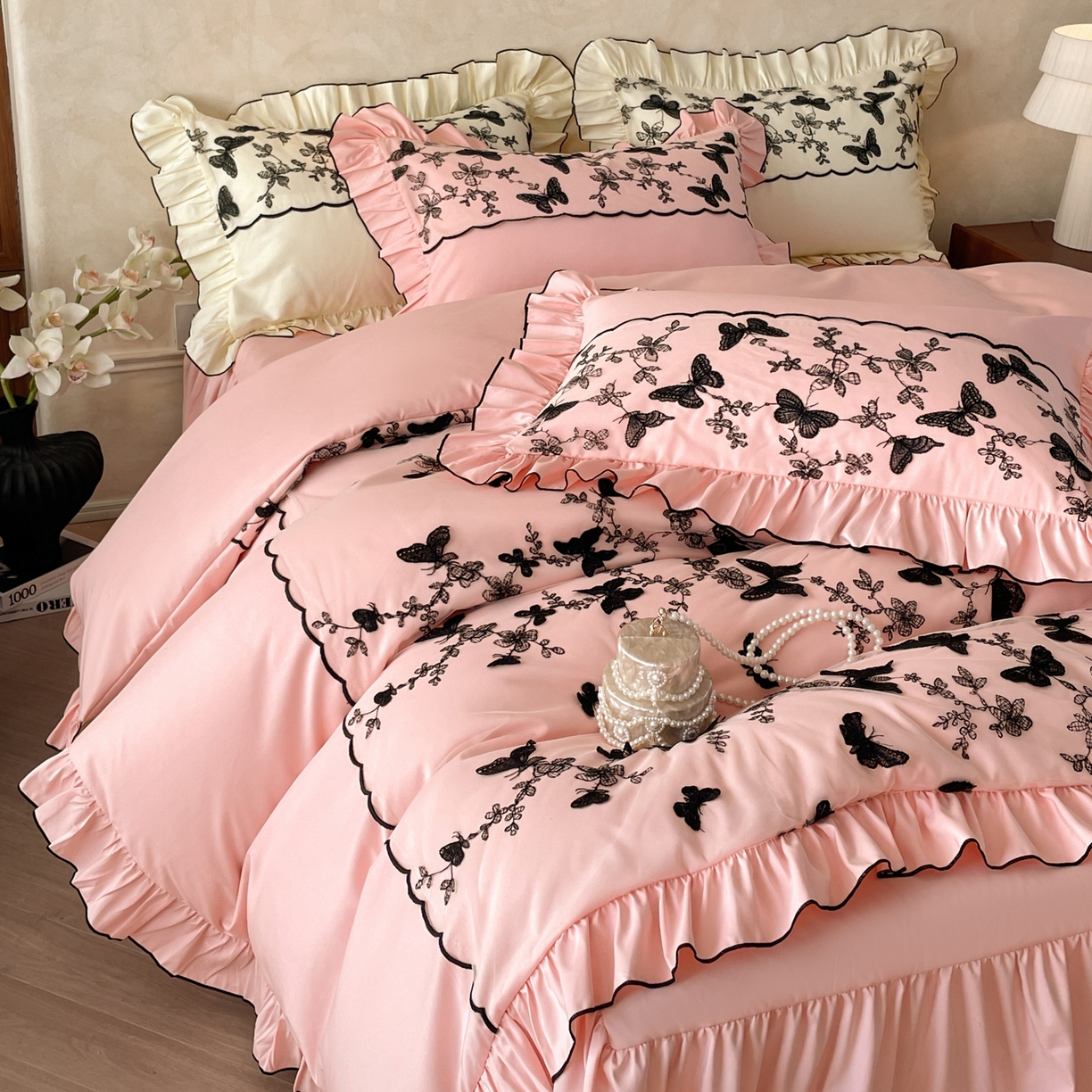 91家纺网 家纺一手货源 找家纺 乐卧家居 2026新款130克磨毛法式宫廷感浪漫精致刺绣丝黑蝴蝶荷边四件套-蝶梦 蝶梦-粉色