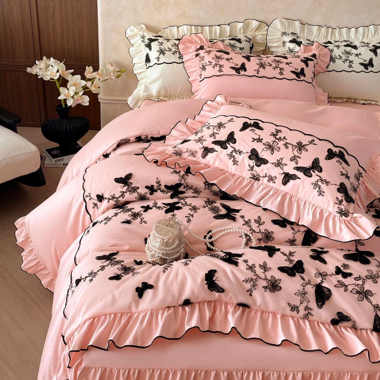 91家纺网 家纺一手货源 找家纺 乐卧家居 2026新款130克磨毛法式宫廷感浪漫精致刺绣丝黑蝴蝶荷边四件套-蝶梦 蝶梦-粉色