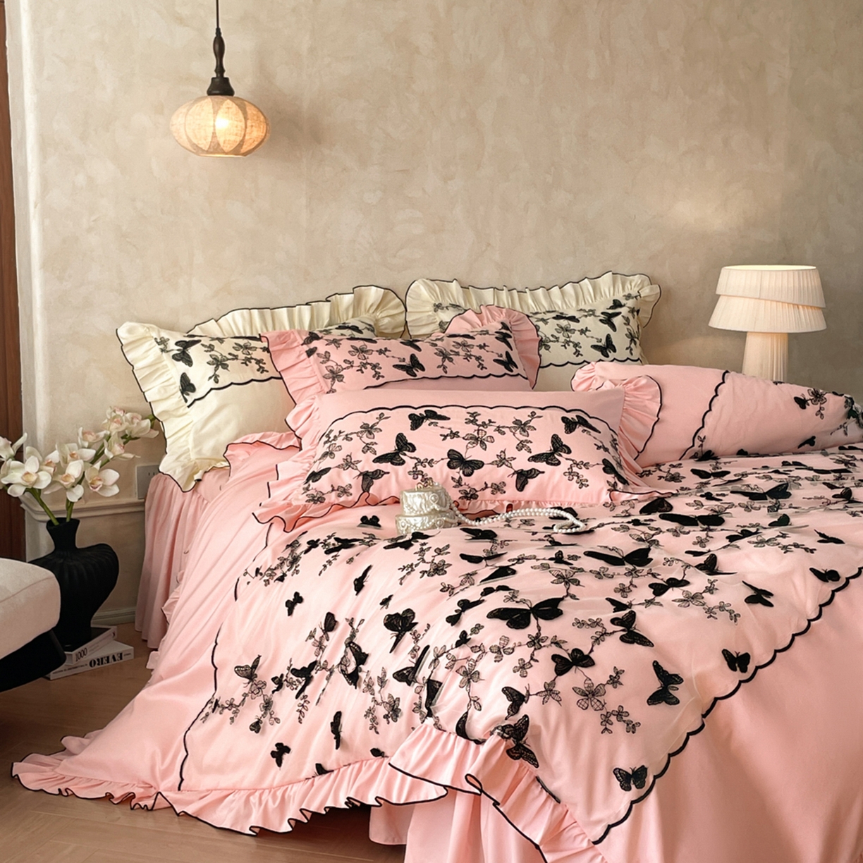 91家纺网 家纺一手货源 找家纺 乐卧家居 2026新款130克磨毛法式宫廷感浪漫精致刺绣丝黑蝴蝶荷边四件套-蝶梦 蝶梦-粉色