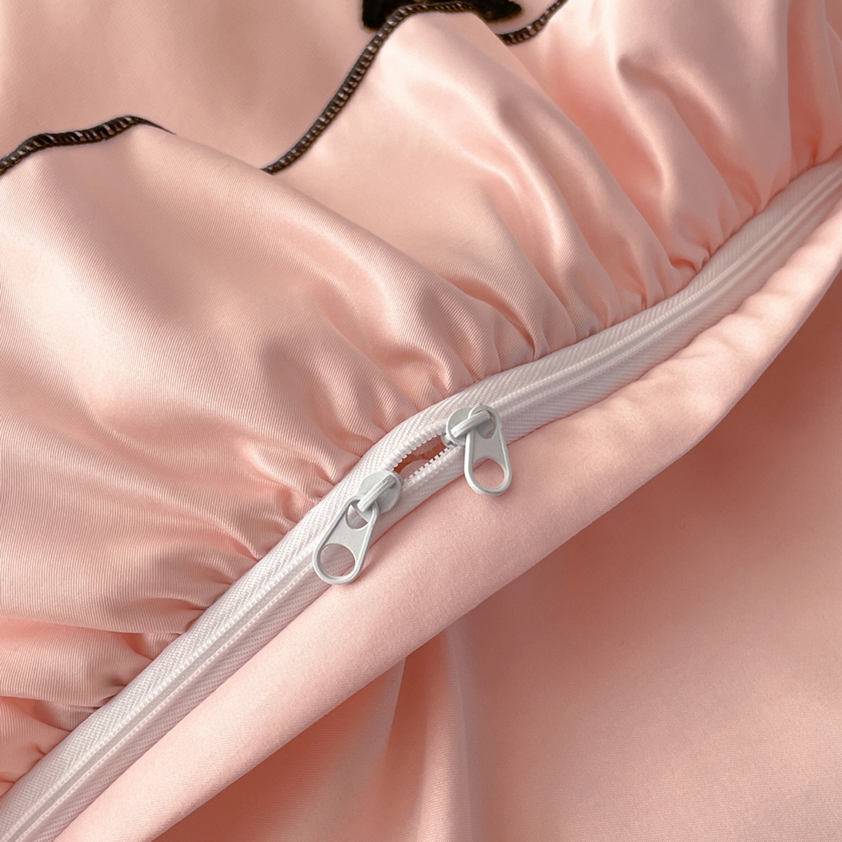 91家纺网 家纺一手货源 找家纺 乐卧家居 2026新款130克磨毛法式宫廷感浪漫精致刺绣丝黑蝴蝶荷边四件套-蝶梦 蝶梦-粉色