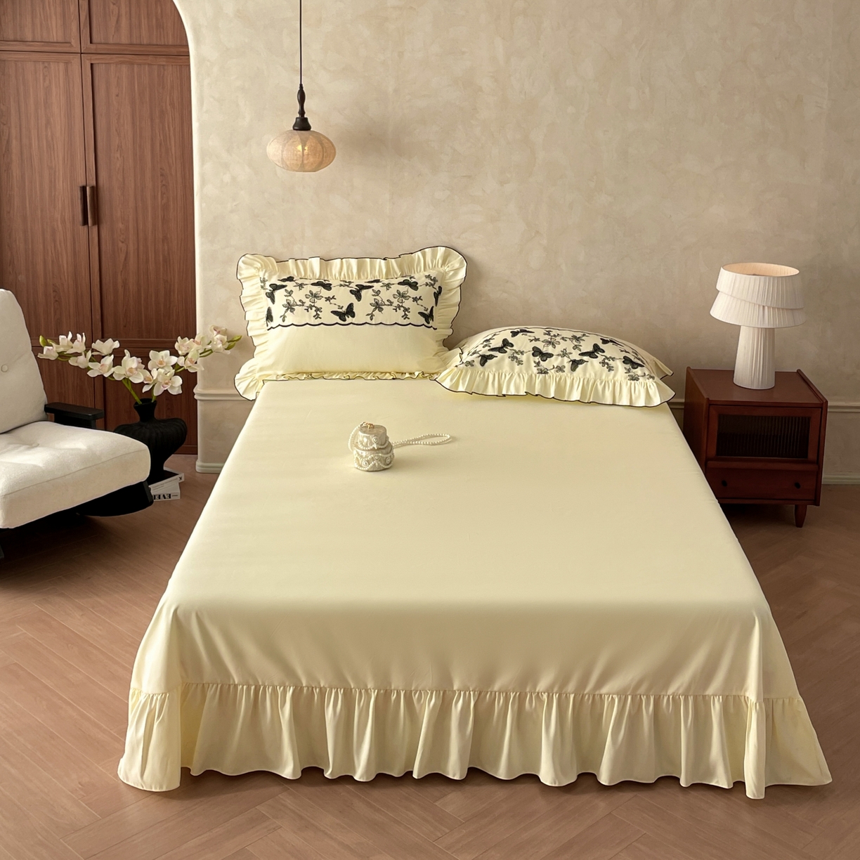 91家纺网 家纺一手货源 找家纺 乐卧家居 2026新款130克磨毛法式宫廷感浪漫精致刺绣丝黑蝴蝶荷边四件套-蝶梦 蝶梦-黄