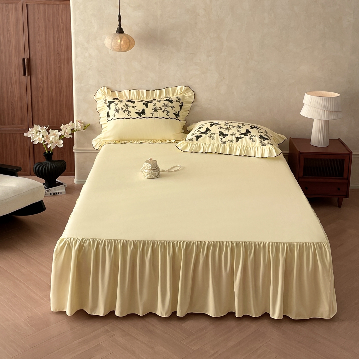 91家纺网 家纺一手货源 找家纺 乐卧家居 2026新款130克磨毛法式宫廷感浪漫精致刺绣丝黑蝴蝶荷边四件套-蝶梦 蝶梦-黄