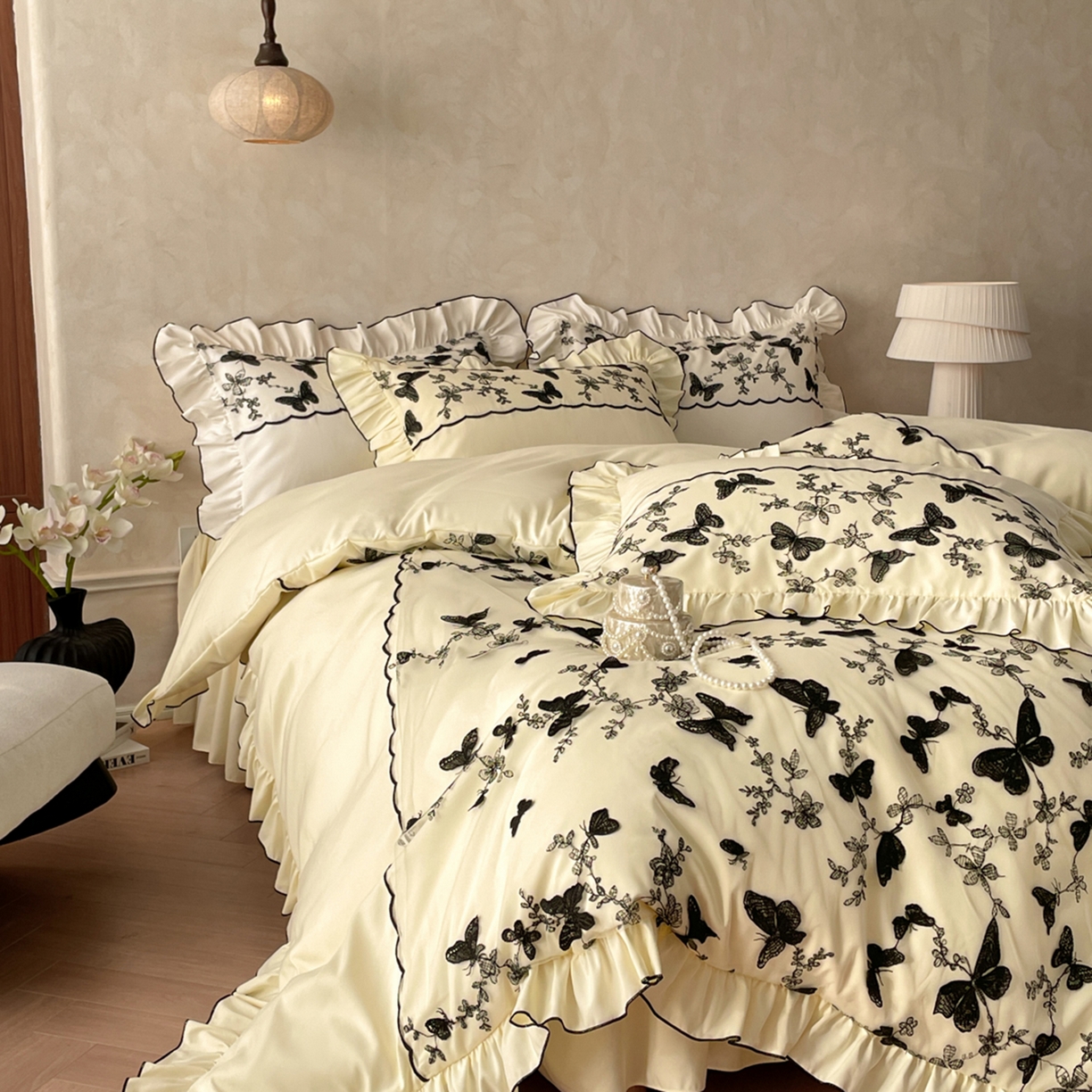 91家纺网 家纺一手货源 找家纺 乐卧家居 2026新款130克磨毛法式宫廷感浪漫精致刺绣丝黑蝴蝶荷边四件套-蝶梦 蝶梦-黄