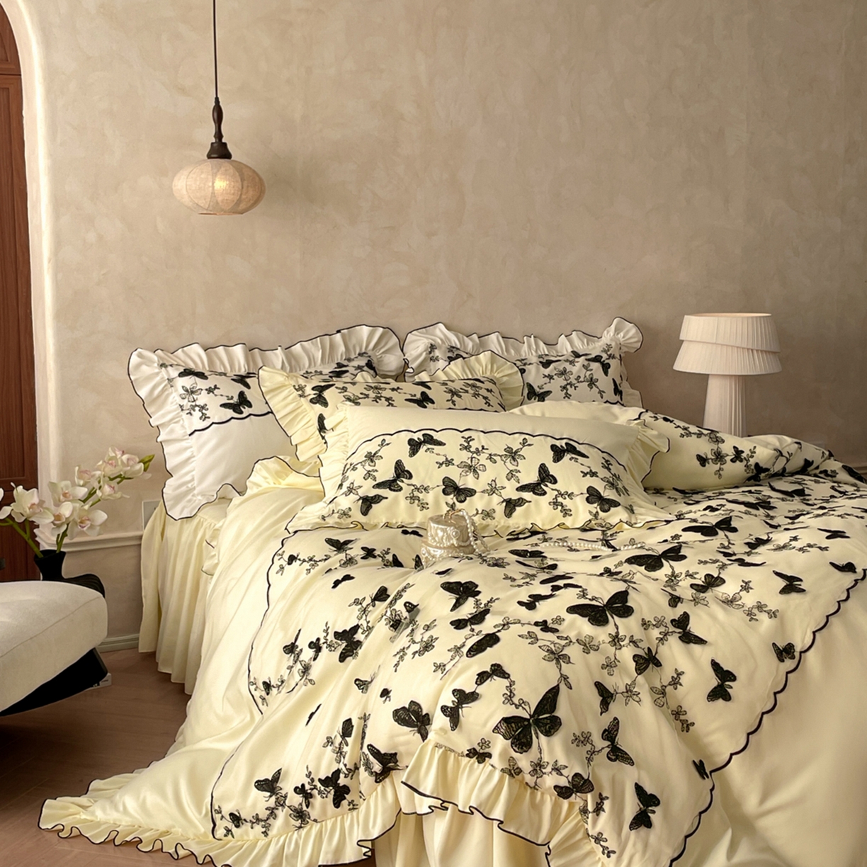 91家纺网 家纺一手货源 找家纺 乐卧家居 2026新款130克磨毛法式宫廷感浪漫精致刺绣丝黑蝴蝶荷边四件套-蝶梦 蝶梦-黄
