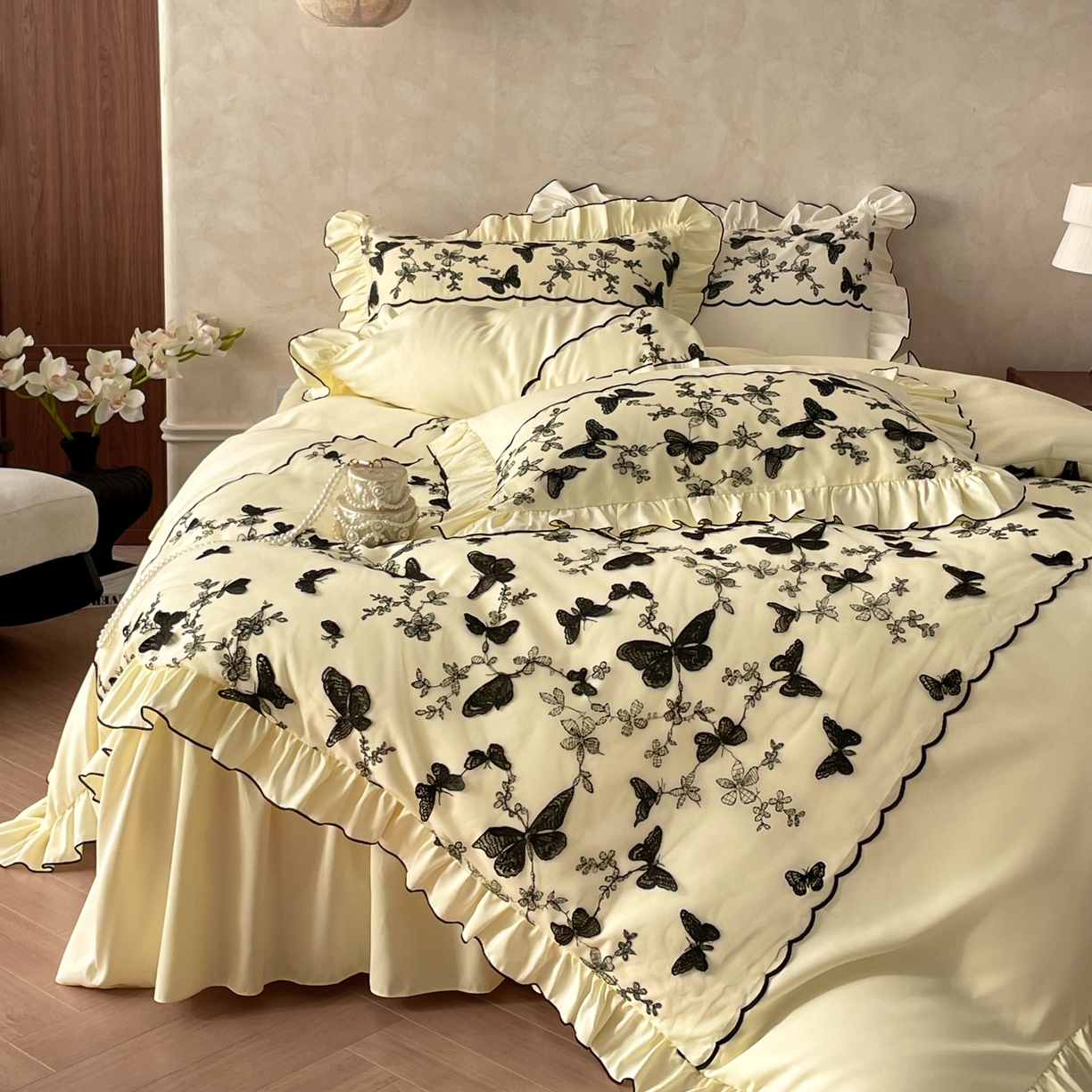 91家纺网 家纺一手货源 找家纺 乐卧家居 2026新款130克磨毛法式宫廷感浪漫精致刺绣丝黑蝴蝶荷边四件套-蝶梦 蝶梦-黄