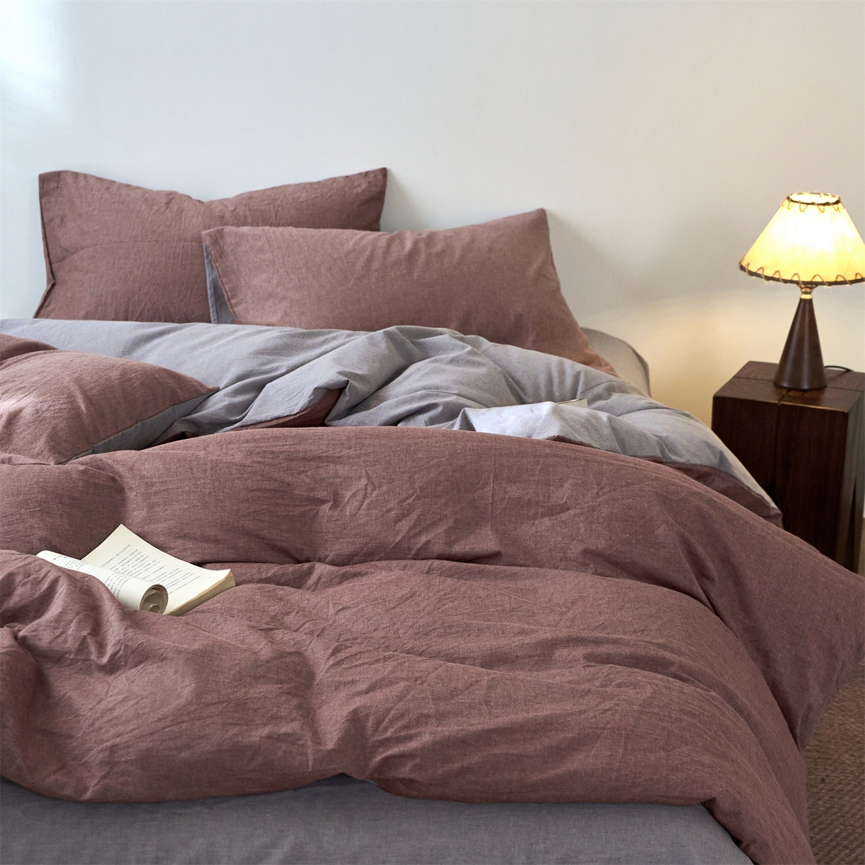 91家纺网 家纺一手货源 找家纺 兰紫橙家纺 2026新款A类色织纯色全棉水洗棉四件套 全棉水洗棉-暗红+浅灰