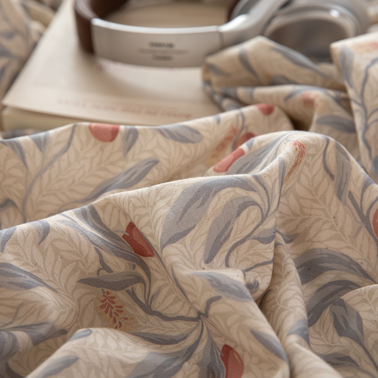 91家纺网 家纺一手货源 找家纺 简宜家居（朝初家纺） 2026新款亲肤舒适印花棉麻四件套 蓝叶红果