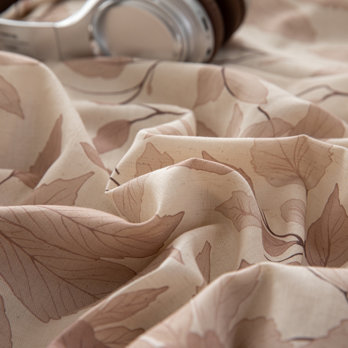 91家纺网 家纺一手货源 找家纺 简宜家居（朝初家纺） 2026新款亲肤舒适印花棉麻四件套 秋杏叶咖