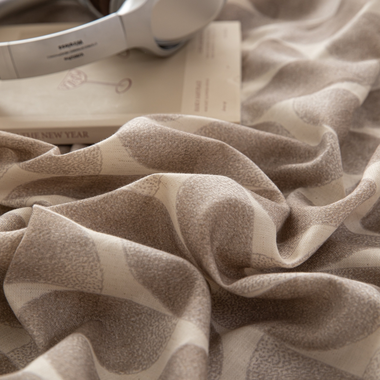 91家纺网 家纺一手货源 找家纺 简宜家居（朝初家纺） 2026新款亲肤舒适印花棉麻四件套 焦糖菱纹