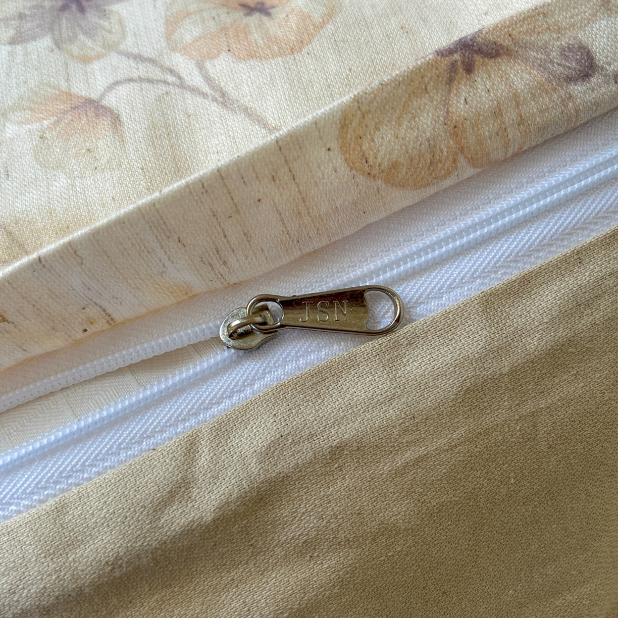 91家纺网 家纺一手货源 找家纺 金丝鸟家纺 2026春夏新款全棉纯棉棉麻印花四件套 匆匆那年