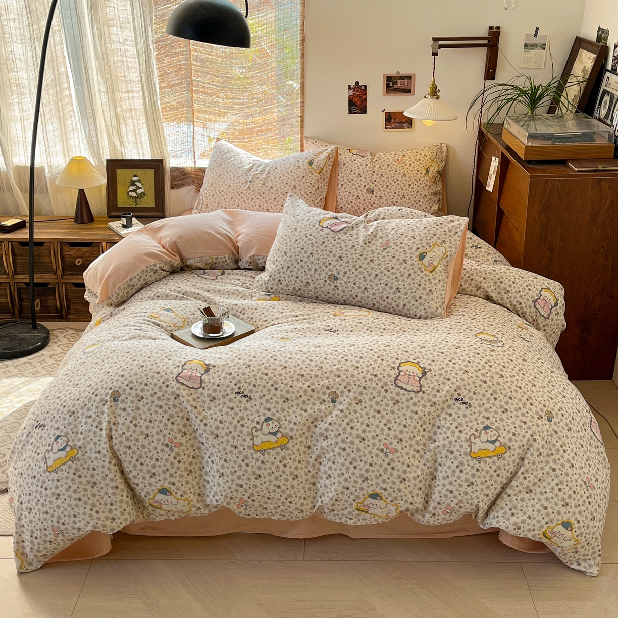 91家纺网 家纺一手货源 找家纺 金丝鸟家纺 2026春夏新款全棉纯棉棉麻印花四件套 狗狗花丛