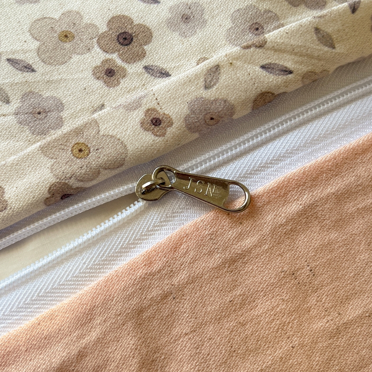 91家纺网 家纺一手货源 找家纺 金丝鸟家纺 2026春夏新款全棉纯棉棉麻印花四件套 狗狗花丛