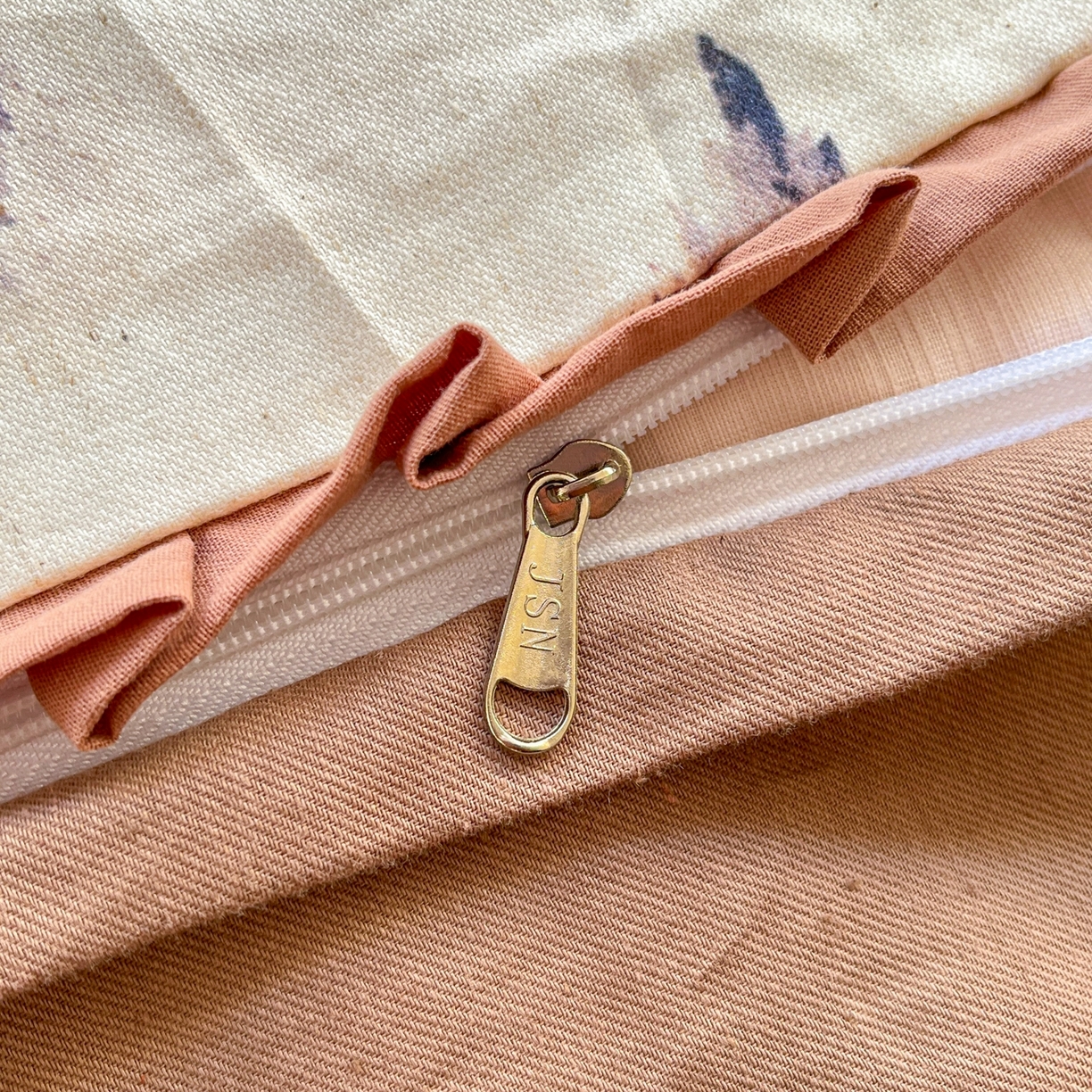 91家纺网 家纺一手货源 找家纺 金丝鸟家纺 2026春夏新款全棉纯棉棉麻印花木耳花边款四件套 莫凡