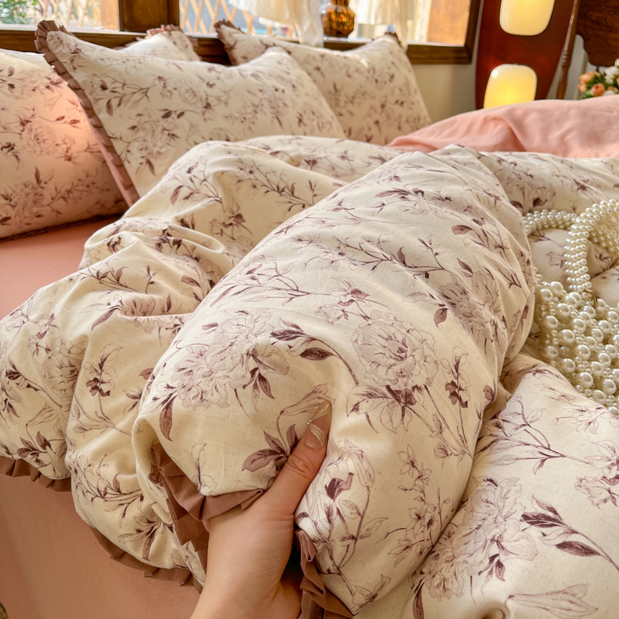 91家纺网 家纺一手货源 找家纺 金丝鸟家纺 2026春夏新款全棉纯棉棉麻印花木耳花边款四件套 摇曳