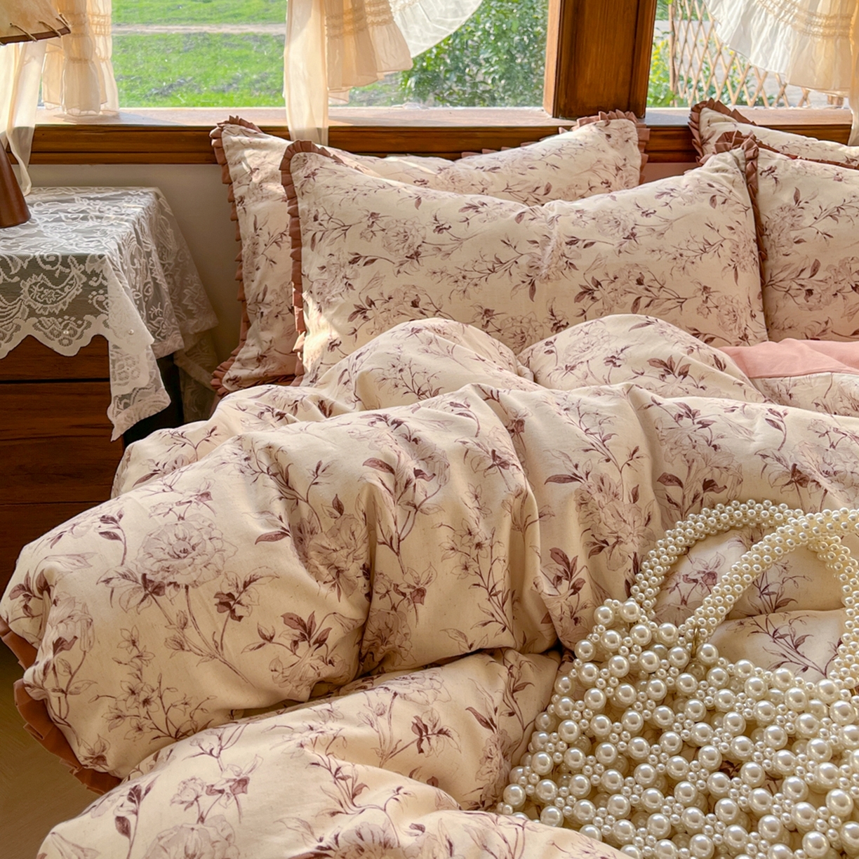 91家纺网 家纺一手货源 找家纺 金丝鸟家纺 2026春夏新款全棉纯棉棉麻印花木耳花边款四件套 摇曳