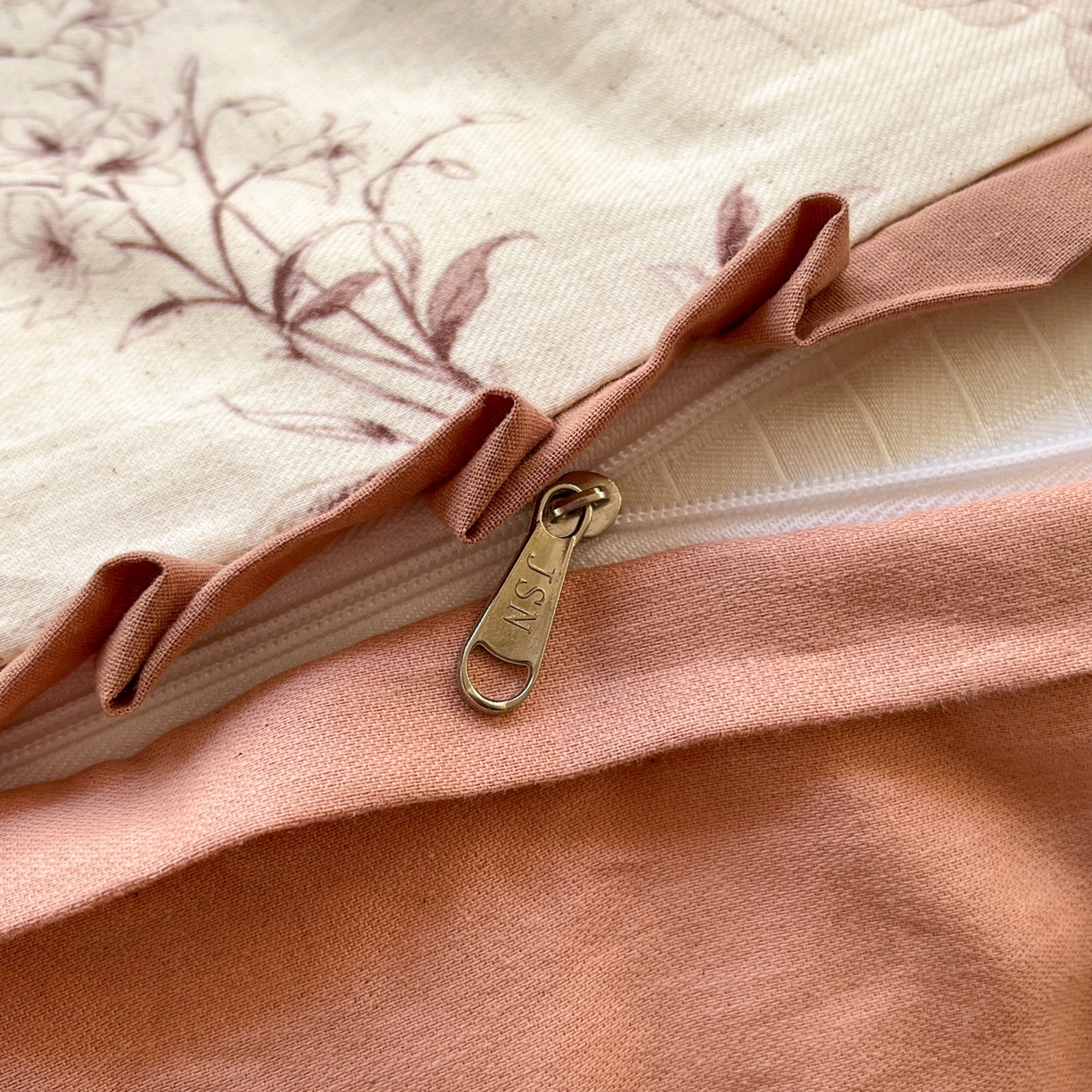 91家纺网 家纺一手货源 找家纺 金丝鸟家纺 2026春夏新款全棉纯棉棉麻印花木耳花边款四件套 摇曳